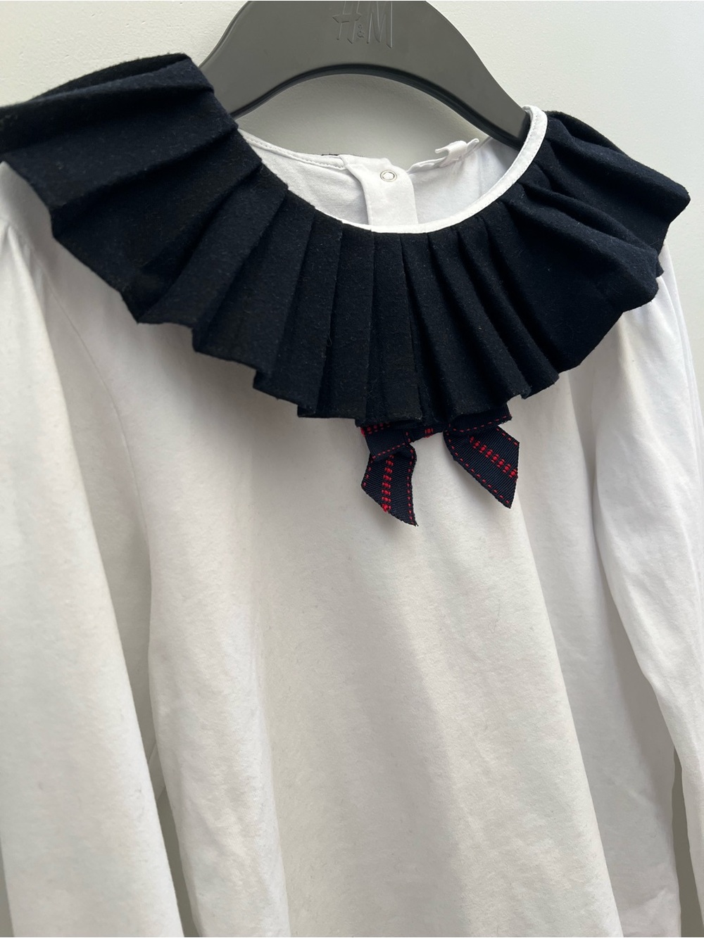 Soft Elegant French White Long-Sleeve Top with Black Pleated Collar and Bow